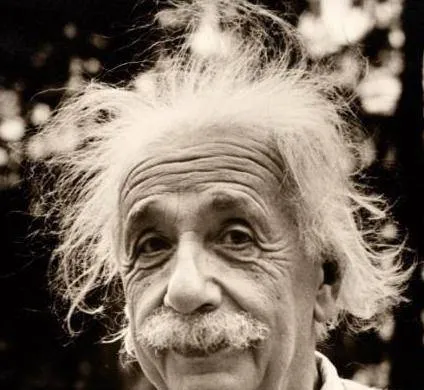 Tại sao có rất ít hình ảnh về phần thân dưới của Einstein? Cư dân mạng bật cười sau khi xem ảnh toàn thân của ông