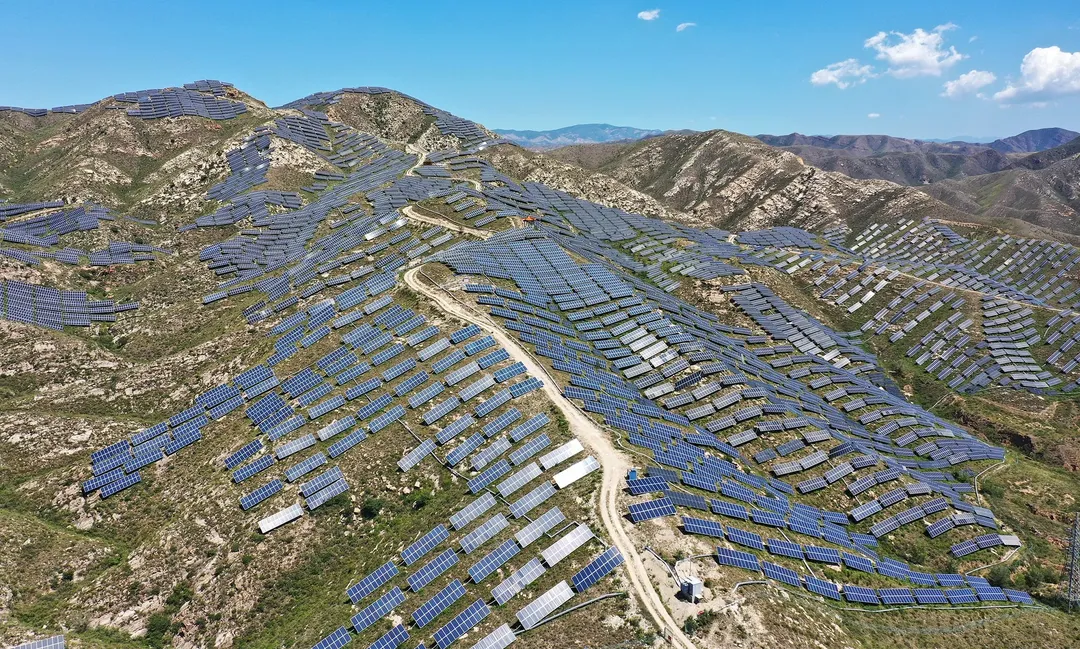 Kinh ngạc với những vạt núi điện mặt trời khổng lồ của Trung Quốc