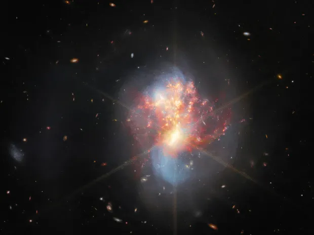 Kính viễn vọng Webb chụp được hình ảnh mới về vụ va chạm giữa hai thiên hà cách Trái Đất 270 triệu năm ánh sáng 