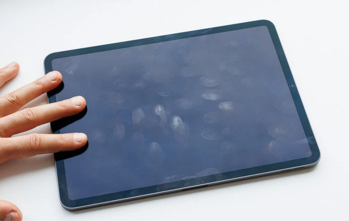 Màn hình iPad rất bám vân tay, tại sao thường bị bỏ qua?