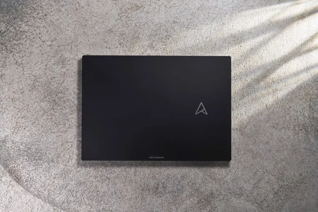 Asus sẽ trình làng laptop màn hình gập trong năm nay, OLED 17 inch