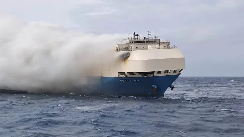 Tàu chở hàng chứa hàng nghìn siêu xe cháy giữa biển đã chìm hẳn