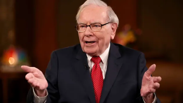 Tỷ phú Warren Buffett khuyên sinh viên đại học: Hãy theo đuổi đam mê nếu bạn không cần tiền