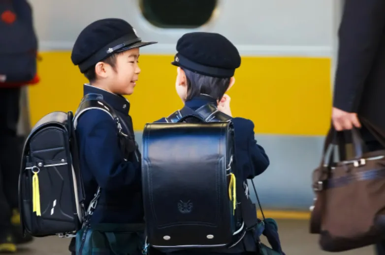 Vì sao người Nhật để trẻ em tự đi bộ đến trường?