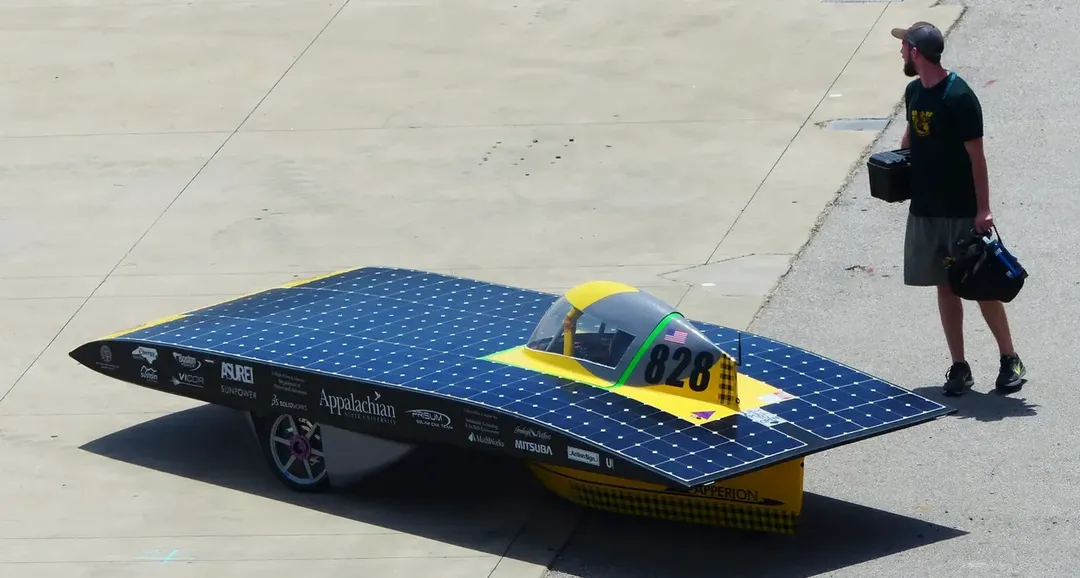 Tại sao chúng ta vẫn chưa có những chiếc xe chạy bằng năng lượng Mặt trời? 
