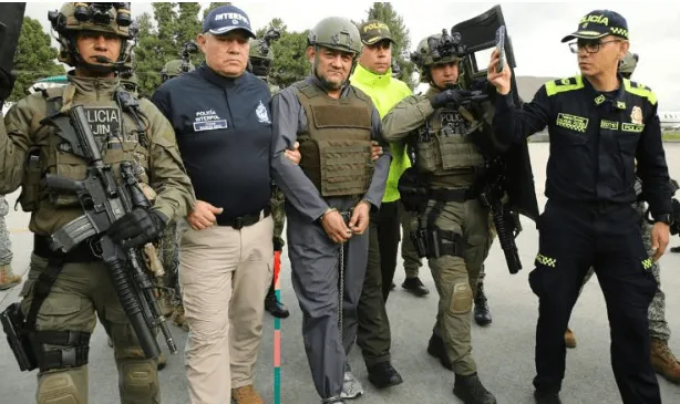 thumbnail - Trùm ma túy số 1 Colombia bị dẫn độ sang Mỹ: mặc áo giáp, mũ sắt, xích chân tay mà họng súng không rời một phút