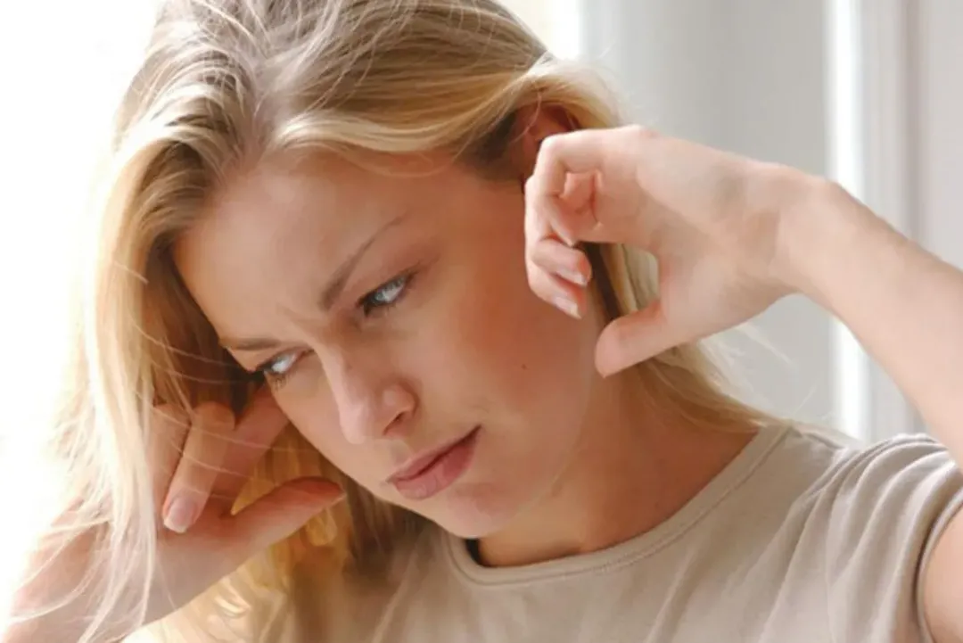 Ai bị ù tai vào mà đọc: hóa ra giấc ngủ lại ảnh hưởng tới chứng ù tai
