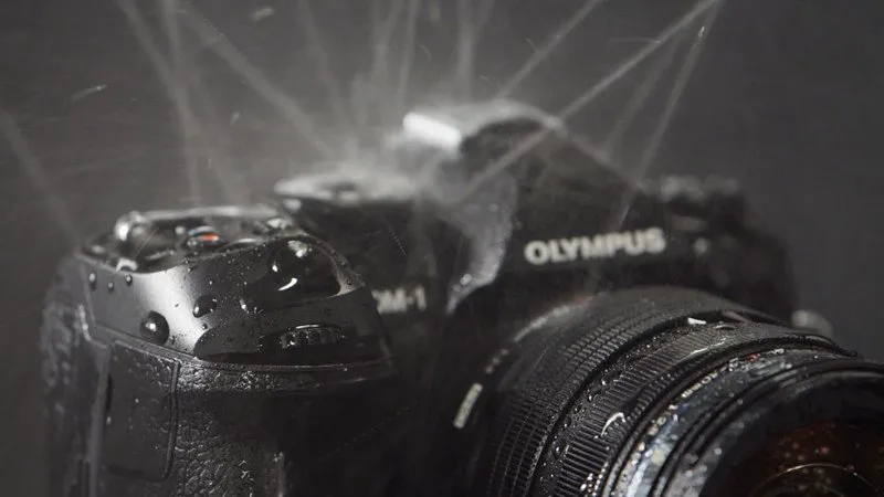 Máy ảnh Olympus bị "tra tấn" nhiều lần trước khi xuất xưởng