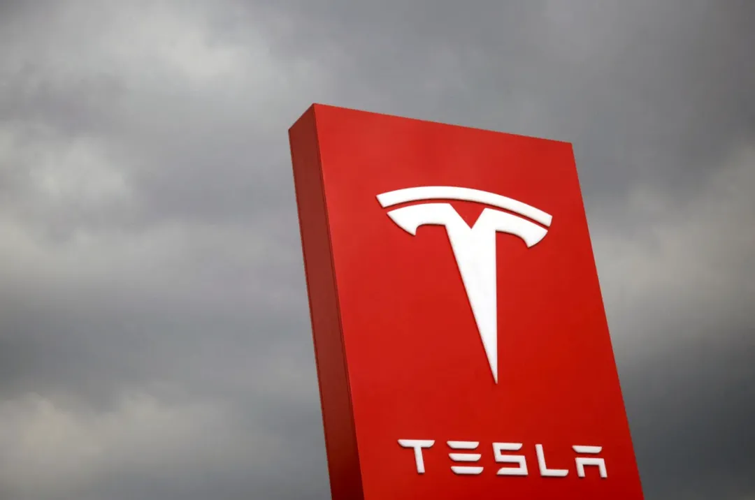 thumbnail - Tesla theo dõi nhân viên qua Facebook và ngăn nhân viên thành lập công đoàn