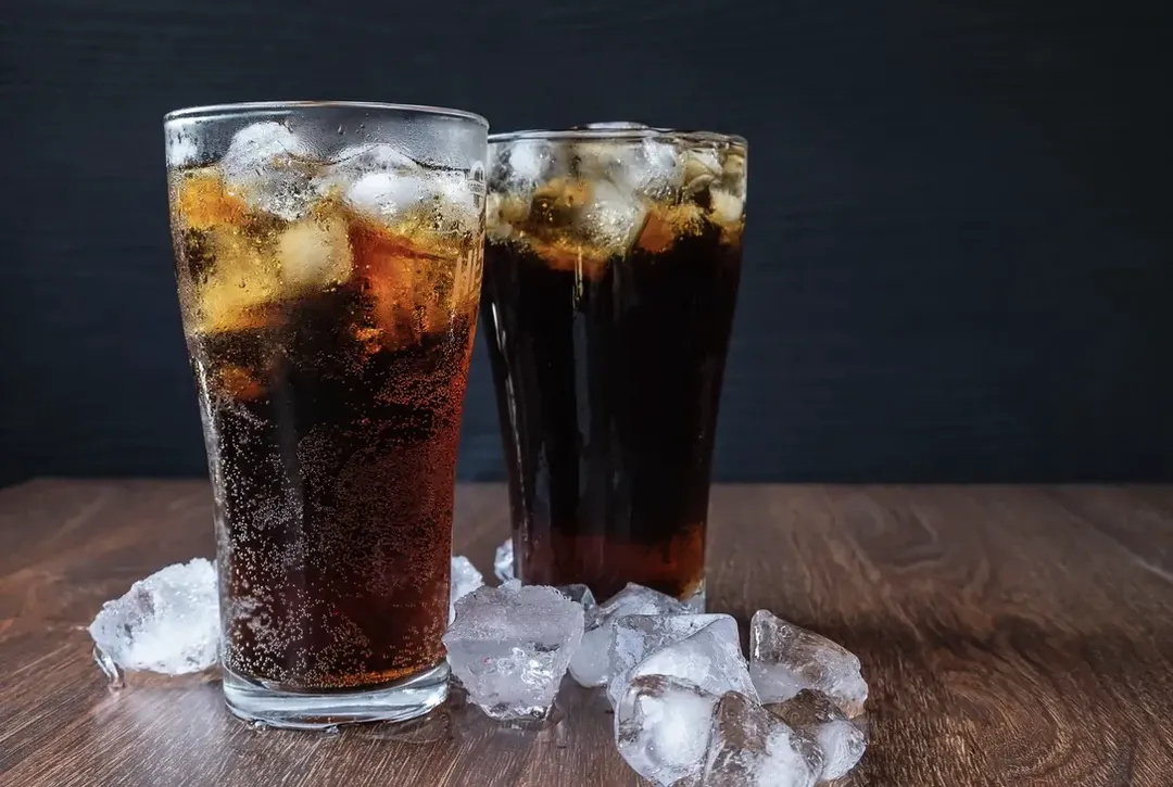 thumbnail - Món “Coke lành mạnh” đang gây sốt trên TikTok sẽ ăn mòn và khiến răng xỉn màu hơn cả Coca-Cola nguyên bản