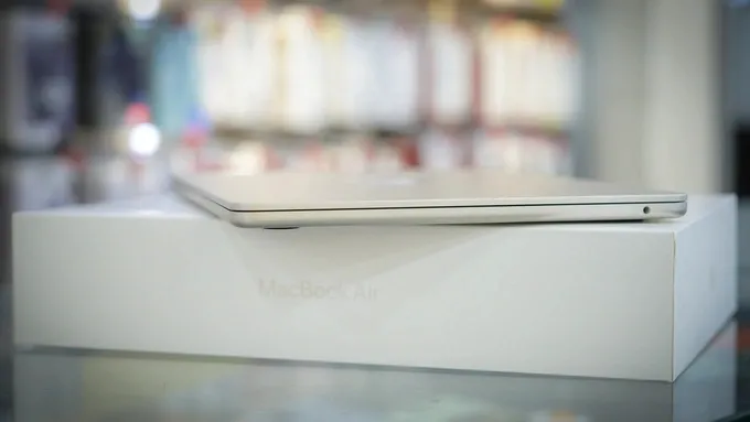 Đánh giá chi tiết MacBook Air M2: dễ nóng, ổ cứng chậm, RAM "bèo bọt" 8GB, được cái màn hình đẹp và loa ngon