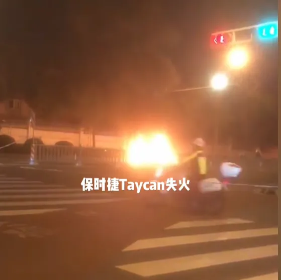 Siêu xe điện Porsche Taycan hơn 6 tỷ đồng bốc cháy ở Trung Quốc, tài xế bị thiêu sống