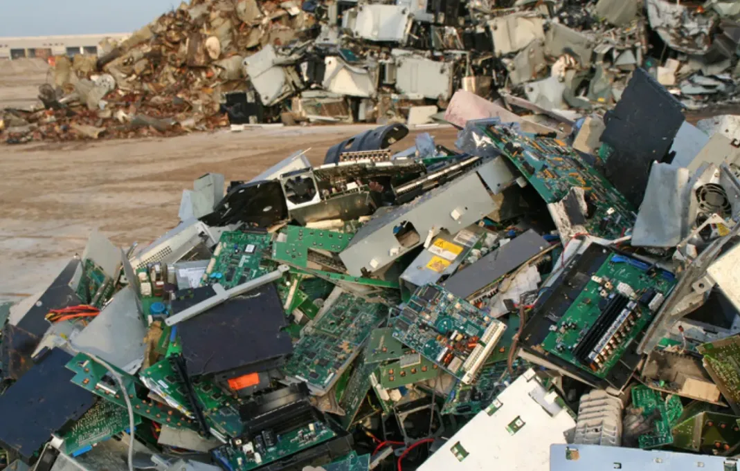 Shock: Loài người vứt hơn 5 tỷ chiếc điện thoại ra bãi rác, lãng phí hàng tấn kim loại quý