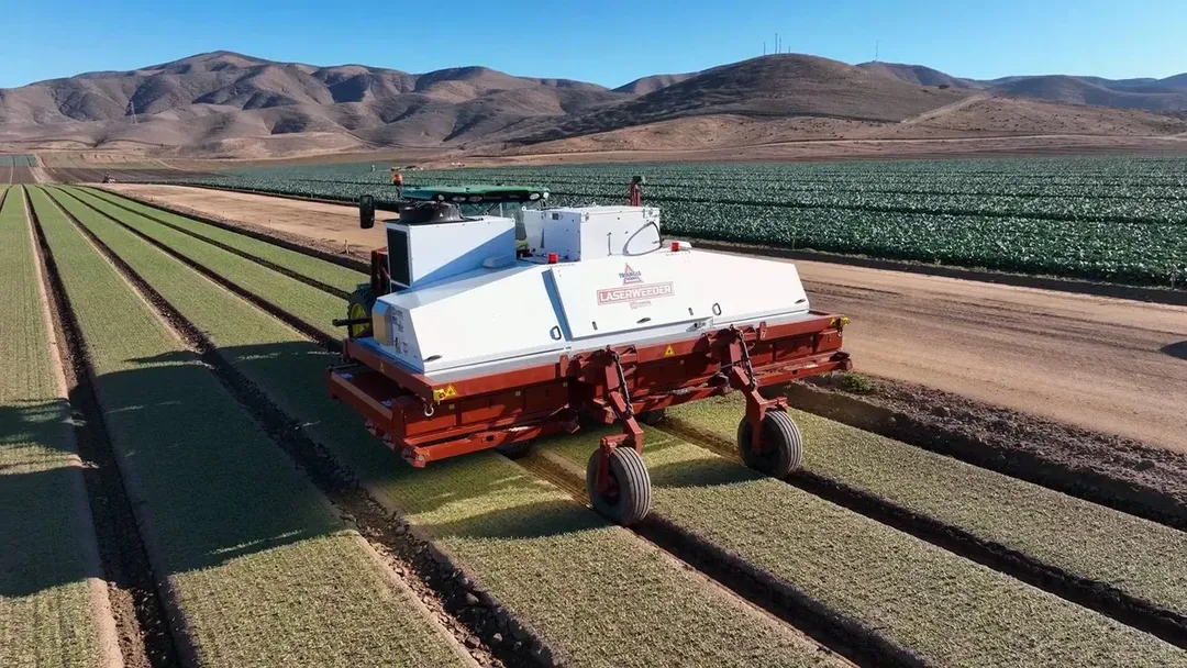 Robot phóng tia laser diệt cỏ dại, mỗi giờ diệt được 200,000 cây
