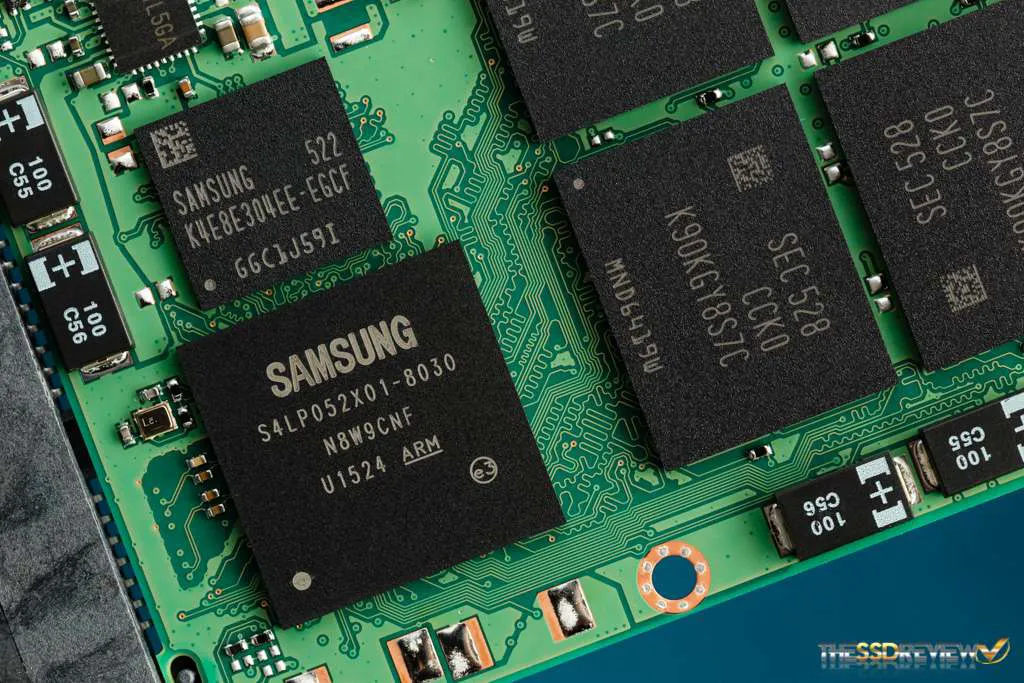 Lợi nhuận Samsung giảm 31%, triển vọng u ám vì giá chip nhớ tiếp tục giảm
