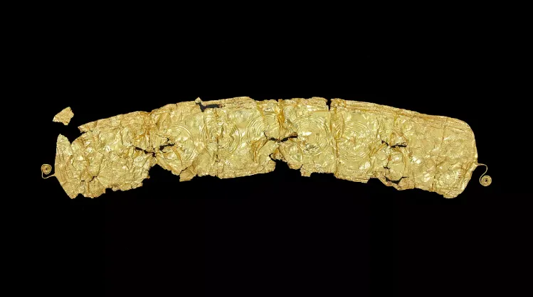 Người nông dân đào được chiếc thắt lưng làm bằng vàng tinh xảo có niên đại gần 2.500 năm tuổi