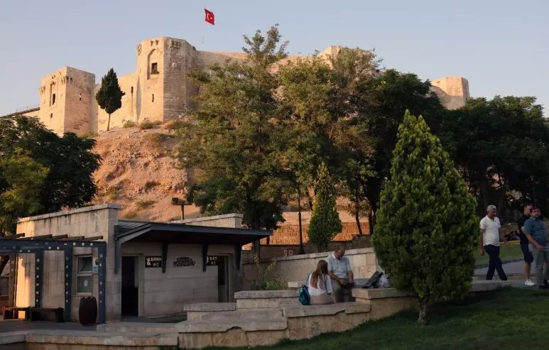 Lâu đài 2.000 năm tuổi sụp đổ sau trận động đất kinh hoàng ở Thổ Nhĩ Kỳ