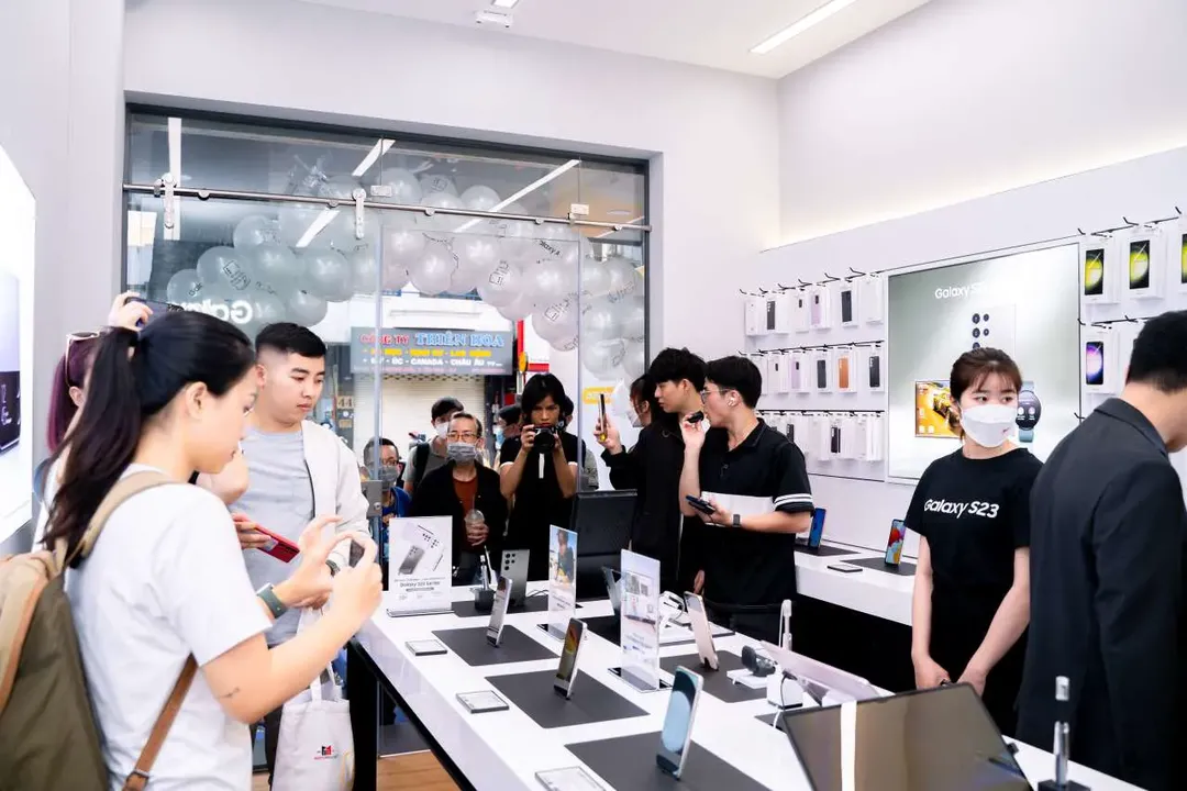 Thêm một cửa hàng trải nghiệm cao cấp đồ Samsung xuất hiện tại Việt Nam, giảm sốc Z Flip4 chỉ từ 11,99 triệu đồng