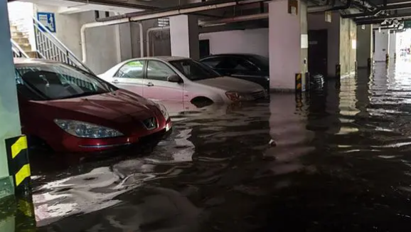 Bãi đậu xe có thể bị mưa gió, hầm đậu xe có thể bị ngập lụt. Vậy đâu là nơi an toàn nhất để đậu xe vào ngày mưa?