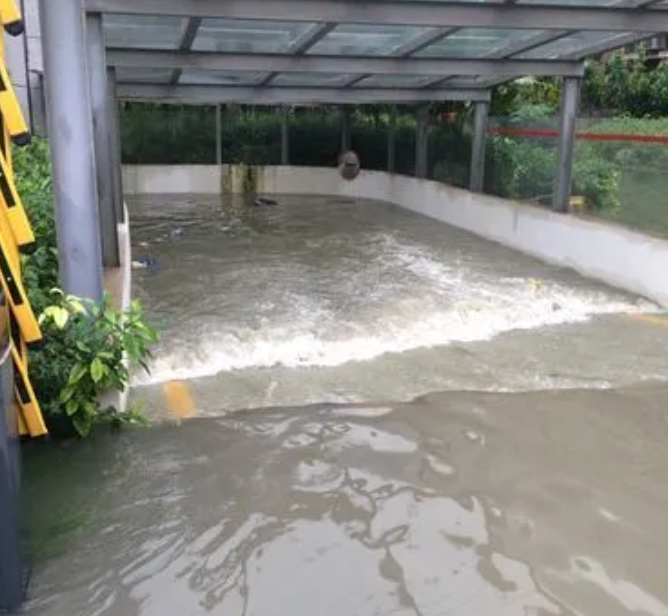 Bãi đậu xe có thể bị mưa gió, hầm đậu xe có thể bị ngập lụt. Vậy đâu là nơi an toàn nhất để đậu xe vào ngày mưa?