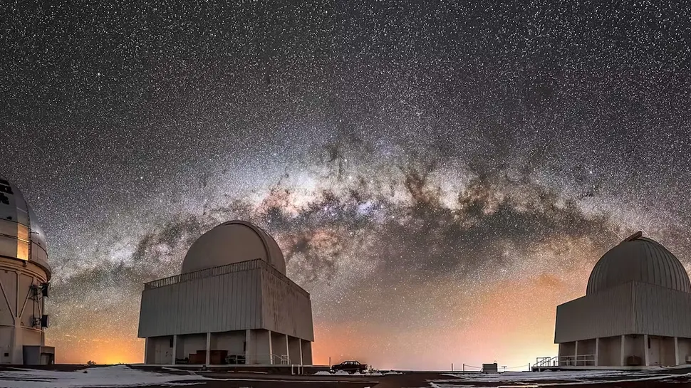 Làm cách nào các nhà thiên văn nghiên cứu các vật thể thiên văn ở quá xa như vậy?