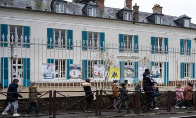 Thị trấn Pháp này muốn cấm sử dụng điện thoại di động ở nơi công cộng