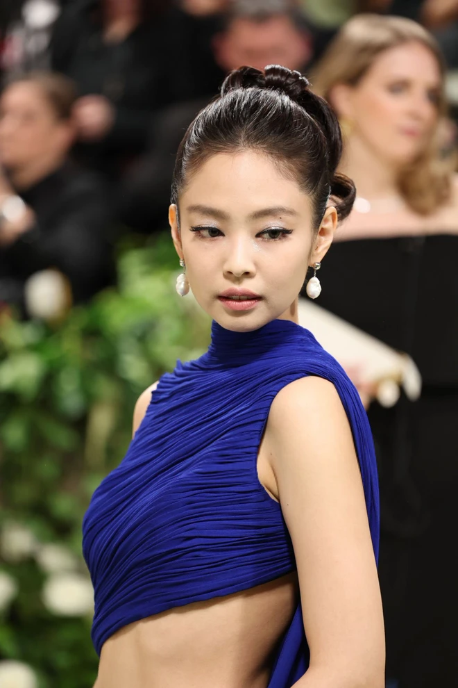 Jennie (Blackpink) gây tranh cãi ở Met Gala 2024 khi xuất hiện với bộ đầm xanh