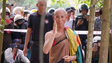 Ông Thích Minh Tuệ “tự nguyện dừng đi bộ khất thực” và những lý do đằng sau