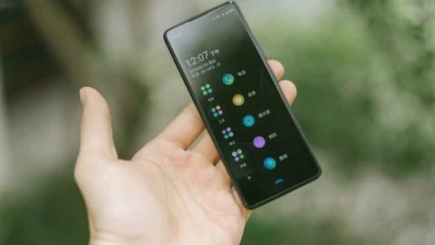 Độc lạ điện thoại Xiaomi có màn hình "tí hon" chỉ 5 inch, không camera trước, giá chưa tới 3 triệu đồng