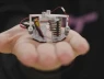 Mỹ trình làng robot tự hành hai chân nhỏ nhất thế giới, cao chưa tới 4cm nhưng có thể đi, nhảy, leo cầu thang