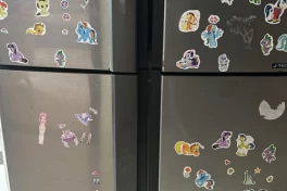 Cách bóc sticker dán cánh tủ lạnh không để lại vết keo