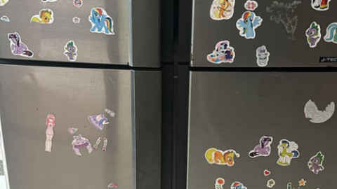Cách bóc sticker dán cánh tủ lạnh không để lại vết keo