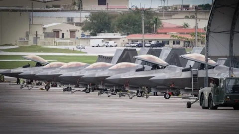 J-20 sản xuất hàng loạt: Trung Quốc đã vượt Mỹ trong cuộc đua công nghệ quân sự?