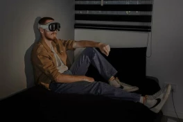 Apple Vision Pro sau hơn 1 năm ra mắt và "nỗi đau" hơn 90 triệu đồng: Cồng kềnh, bị chế giễu, bán lỗ vẫn không tiếc!