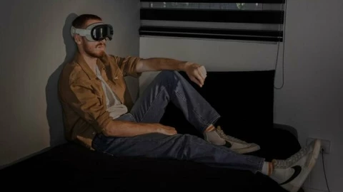 Apple Vision Pro sau hơn 1 năm ra mắt và "nỗi đau" hơn 90 triệu đồng: Cồng kềnh, bị chế giễu, bán lỗ vẫn không tiếc!