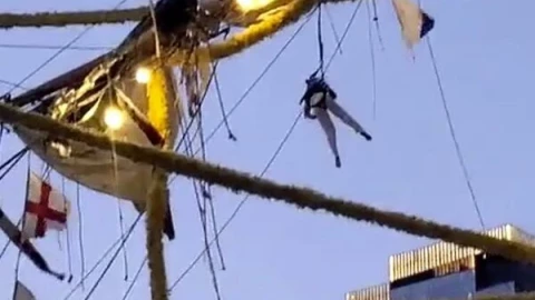 Tàu hải quân Mexico đâm vào cầu Mỹ: Gãy 3 cột buồm, 2 thuyền viên thiệt mạng, nhiều người bị thương