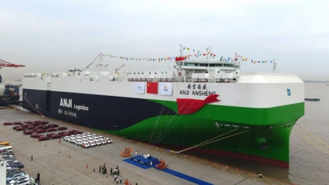 "Quái vật" dài hơn 200 mét của Trung Quốc khiến châu Âu phải trầm trồ, mang trên mình hơn 9.000 xe ô tô đi khắp đại dương