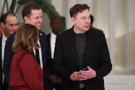 Elon Musk chỉ trích Bill Gates: Ông ta nghĩ mình là ai?