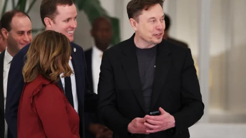 Elon Musk chỉ trích Bill Gates: Ông ta nghĩ mình là ai?