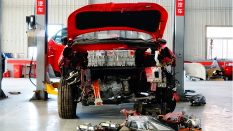 Vì sao thợ sửa xe điện tự do lại trở thành “nghề nguy hiểm” ở Trung Quốc?