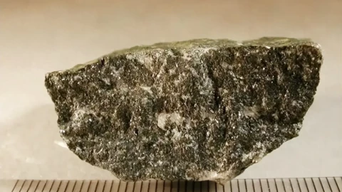 Từ động cơ máy bay đến năng lượng hạt nhân: Vì sao rheni trở thành 'kho báu' các nước săn lùng?