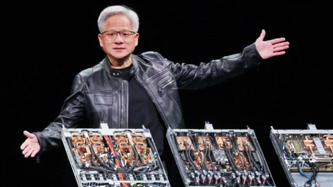Computex 2025: CEO Nvidia "sát muối" vào Intel, tuyên bố "Định luật Moore đã chết, giờ là thời của Định luật Huang"