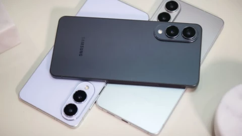 Ông Trump dọa áp thuế 25% với tất cả các hãng smartphone