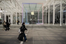 Vì sao Tim Cook nhất quyết kháng lại mong muốn iPhone "Made in America" của ông Trump?