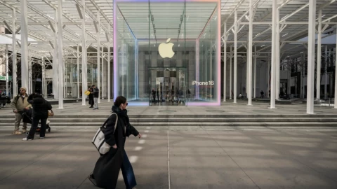 Vì sao Tim Cook nhất quyết kháng lại mong muốn iPhone "Made in America" của ông Trump?