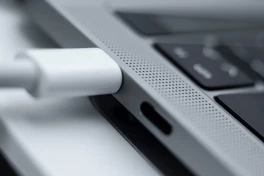 Sạc điện thoại bằng bộ sạc USB-C của laptop liệu có đủ xịn?