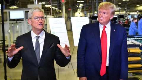 Apple và Samsung nín thở chờ đợi giữa cơn bão mang tên Donald Trump