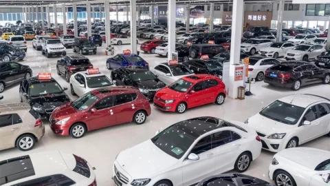 Chiêu "biến xe mới thành cũ" để đẩy ôtô tồn kho