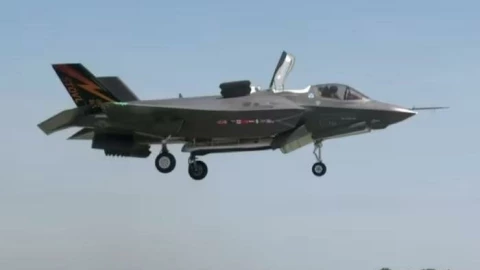 "So găng" Su-57M và F-35: "Quái thú" Nga với AI và siêu cơ động có đấu được "diều hâu tàng hình" của Mỹ?