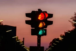 Tại sao đèn giao thông có ba màu xanh, đỏ, vàng?